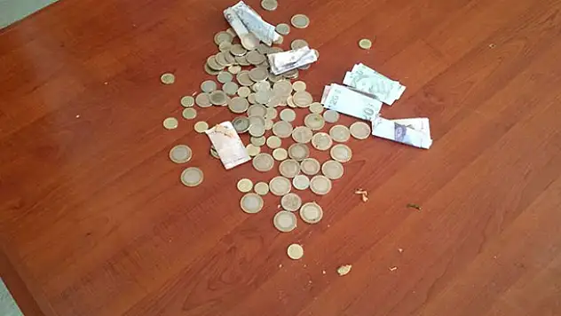 Zabıtayı görünce paraları ekmek arası dönere gizlemiş