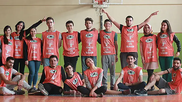 Zararlı alışkanlıklara dikkat çekmek için basketbol oynadılar