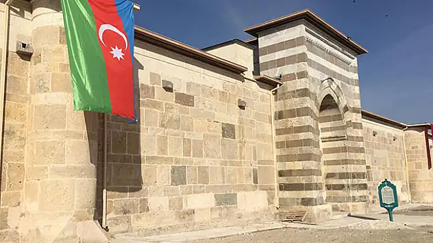 Zazadin Hanı'na Azerbaycan bayrağı asıldı