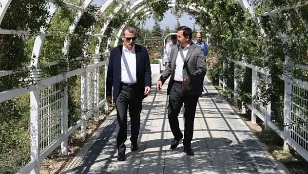 Zeytinburnu Belediye Başkanı Ömer Arısoy'dan, Karatay'ın bahçelerine övgü
