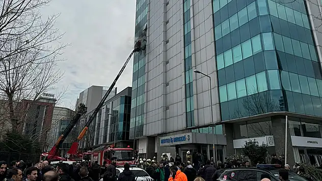 Zeytinburnu'nda 12 katlı iş merkezinde yangın çıktı

