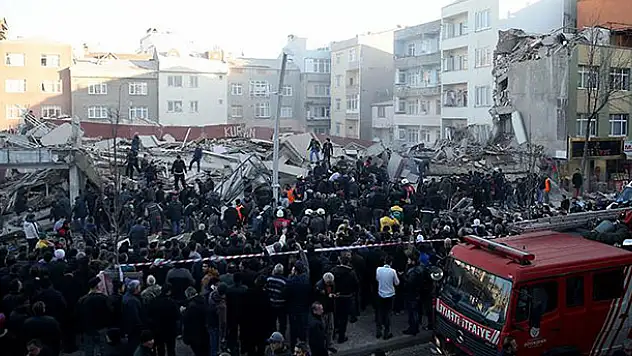 Zeytinburnu'nda bina çöktü