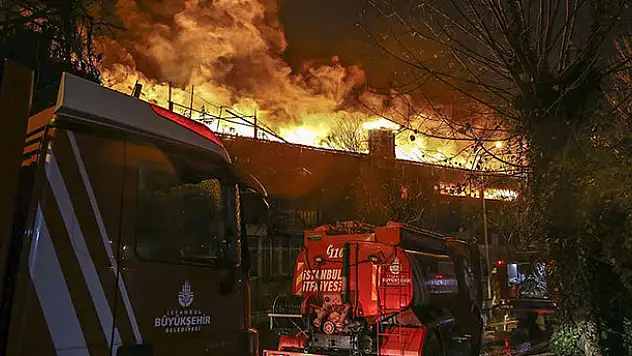 Zeytinburnu'nda iki tekstil fabrikası yandı