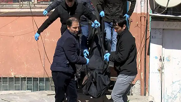 Zeytinburnu'nda koronadan korunmak için sahte alkol içen 3 kişi öldü