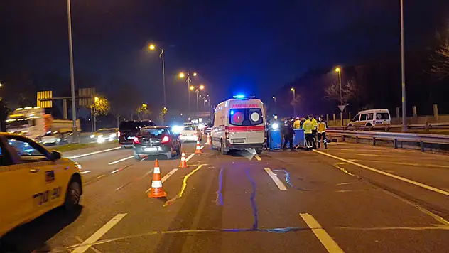 Zeytinburnu'nda otomobil yayanın ayağını ezdi ardından gelen araçlar çarparak kaçtı

