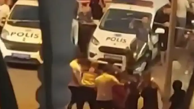 Zeytinburnu'nda bir kişi eşini dövdü engel olmak isteyen oğlunu silahla yaraladı

