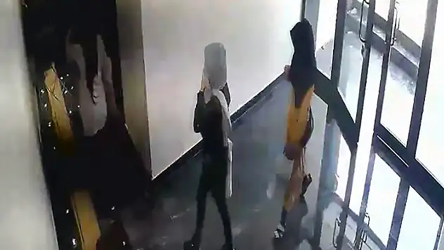 Zillere basıp, boş olduğunu anladıkları daireden 360 bin liralık altın çaldılar
