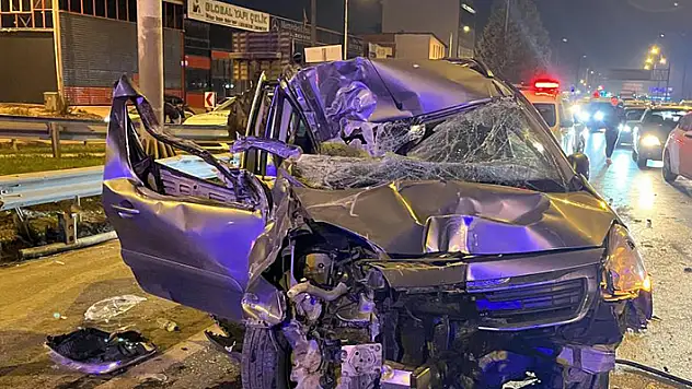 Zincirleme kazaya karışan araç kağıt gibi ezildi: 1'i ağır 3 yaralı
