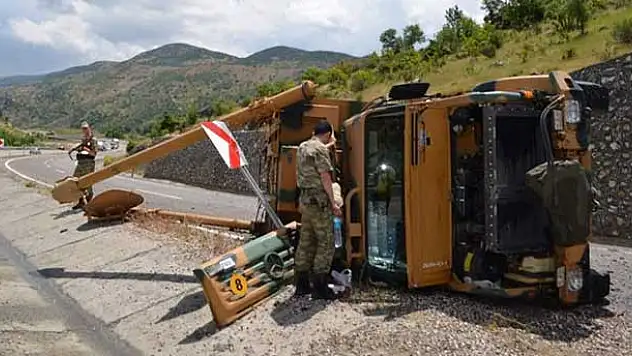 Zırhlı 2 askeri araç devrildi: 4 asker yaralı