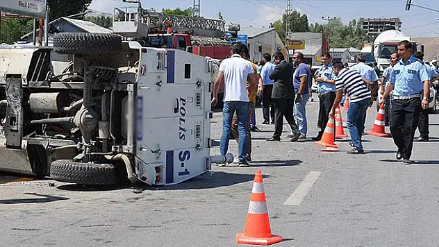Zırhlı polis aracı kamyonetle çarpıştı: 1 şehit, 11 yaralı
