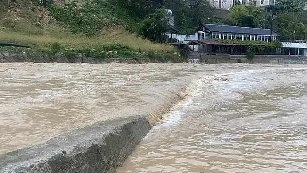 Zonguldak'ta fırtına nedeniyle sığındığı limandan ayrıldıktan sonra irtibat kopan gemiye ulaşılmaya çalışılıyor
