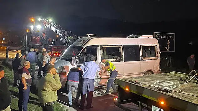 Zonguldak'ta hafif ticari araç ile işçi servisi çarpıştı: 6 yaralı
