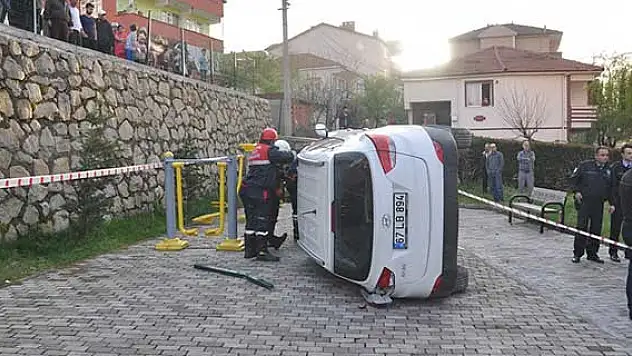 Zonguldak'ta otomobil devrildi: 2 yaralı
