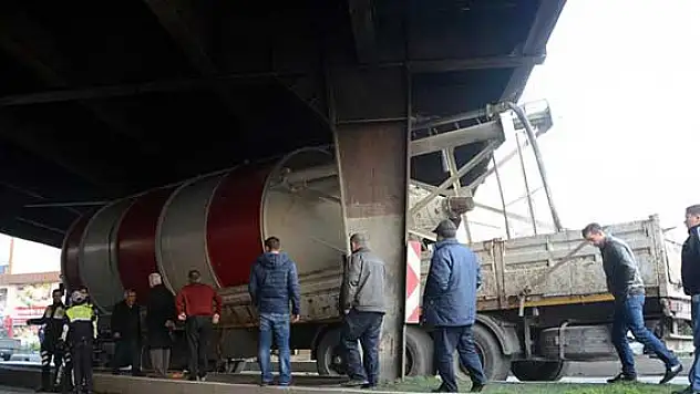 Zonguldak'ta, tır köprüye sıkıştı