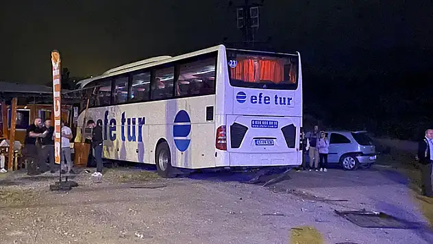 Zonguldak'ta yolcu otobüsü ile otomobilin çarpıştığı kazada 2 kişi öldü, 2 kişi yaralandı

