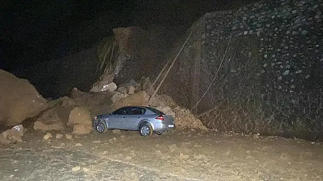 Zonguldak'ta karayolunda heyelan: Araçta hasar meydana geldi
