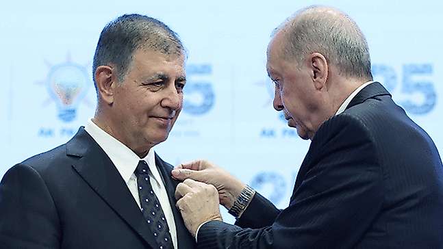 AK Parti'ye katılan Cemil Tugay: 'İzmir bir anda rahatlayacak'