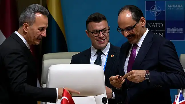 NATO Zirvesinde dikkat çeken an: Masadaki kalemde ne var?