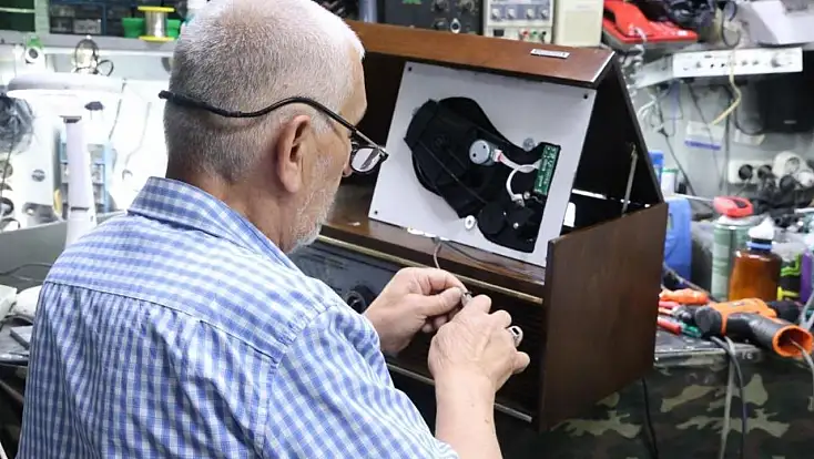 Konya’da 50 yıldır eski radyolara hayat veriyor