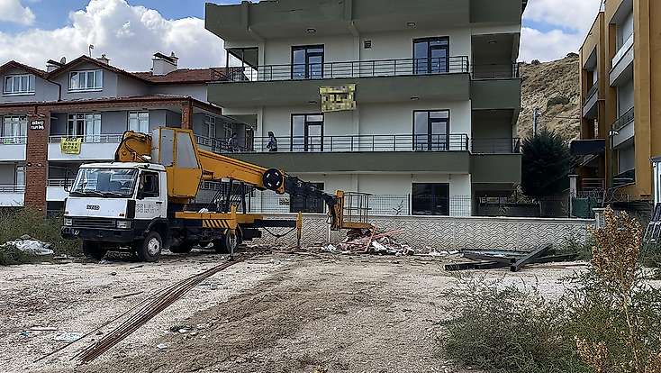 Konya'da çatıya demir çıkartmak isteyen işçi, vinçten düştü