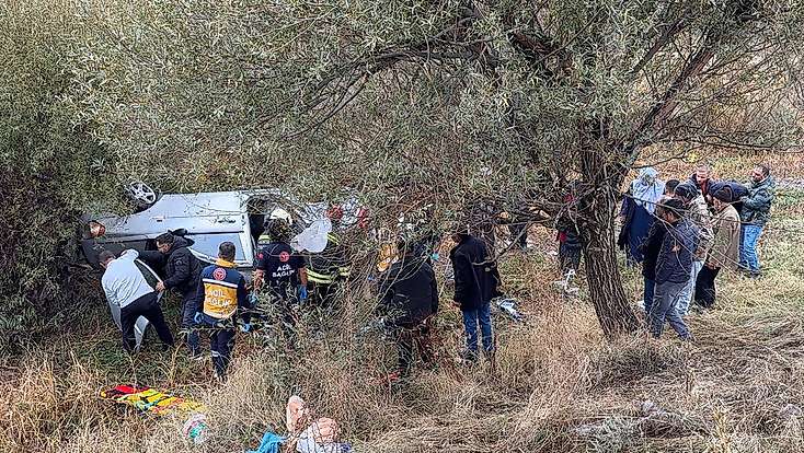 Konya'da can pazarı! Otomobil şarampole yuvarlandı