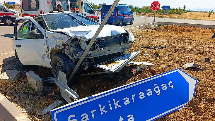 Konya'da can pazarı! Otomobiller kavşakta çarpıştı, çok sayıda yaralı var