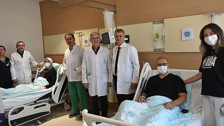 Konya'da çapraz böbrek nakli mucizesi: İki aile kardeş oldu