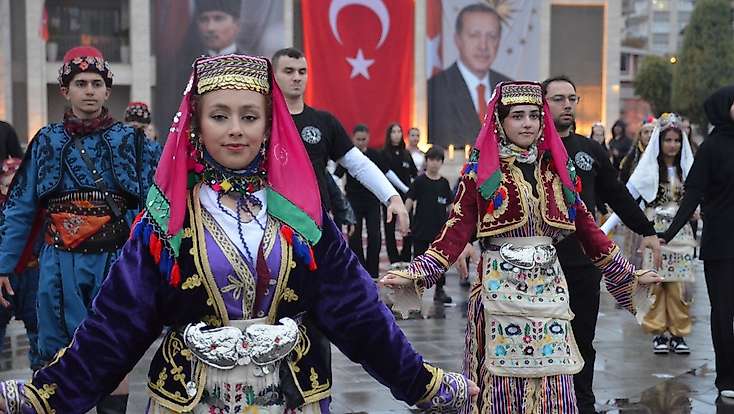 Konya’da Cumhuriyet’in 103. yılına özel 103 kişilik Harmandalı gösterisi!