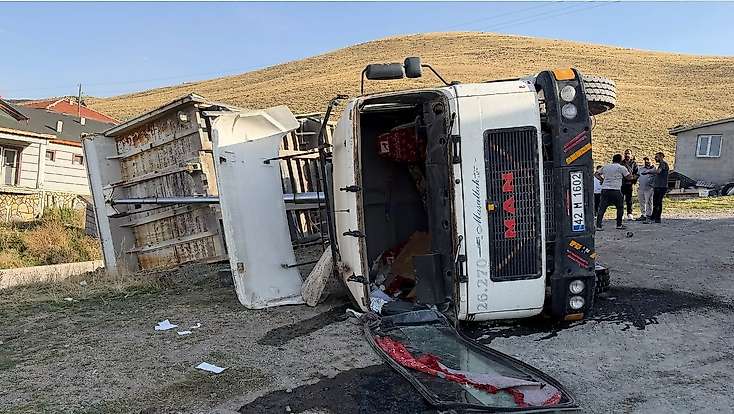 Konya’da hafriyat yüklü tır devrildi