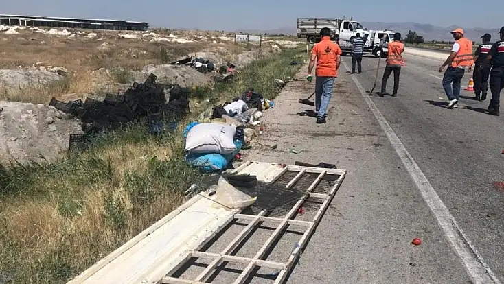 Konya’da iki kamyonet birbirine girdi
