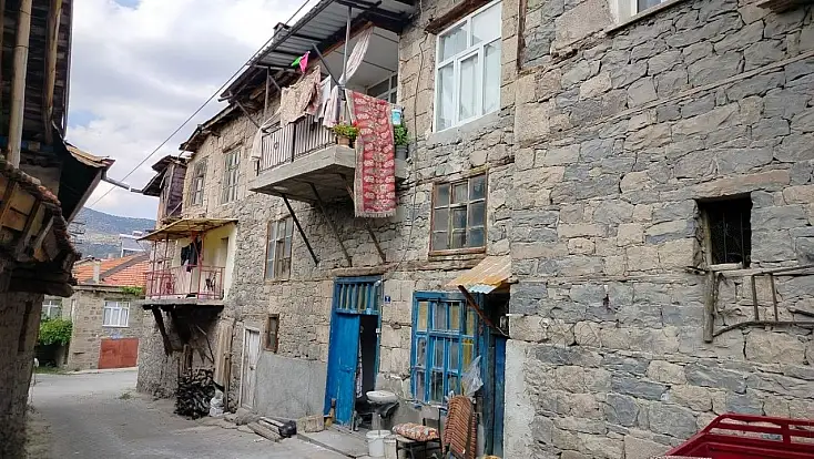 Konya'da ikinci kattan düşen çocuk ağır yaralandı