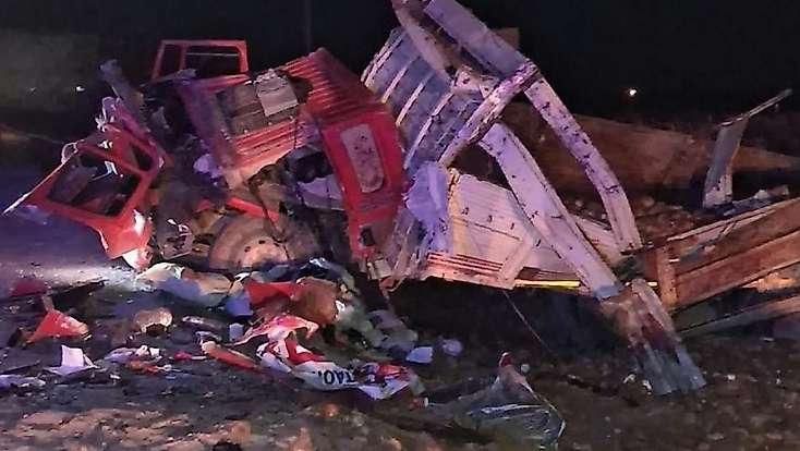 Konya’da kamyon şarampole devrildi: Sürücü hayatını kaybetti