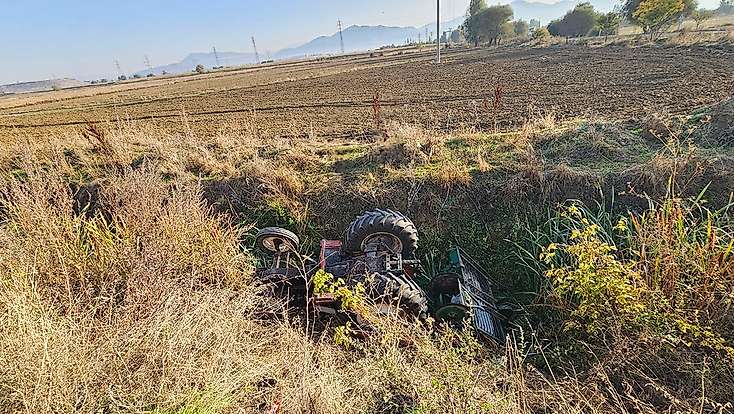 Konya'da korkutan kaza! Traktör yol kenarına devrildi