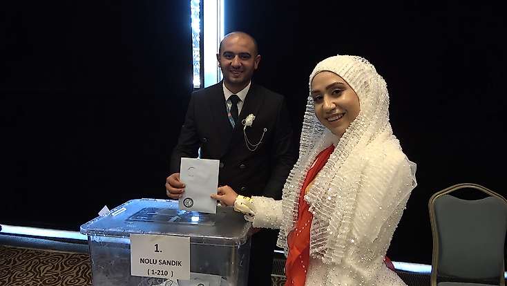 Konya'da MHP kongresine damga vuran an: Gelin ve damat salonda