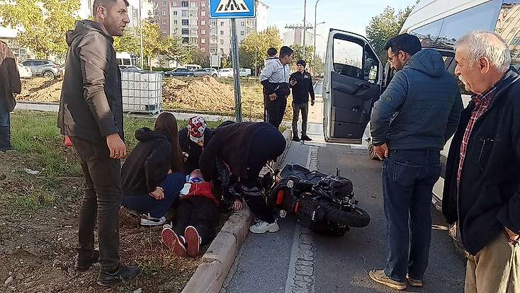 Konya’da minibüsle çarpışan motosikletin sürücüsü yaralandı