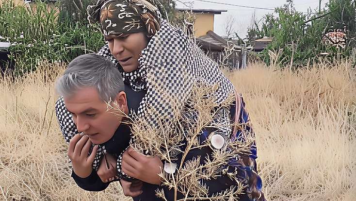 Konya'da polisten örnek davranış: Yaşlı kadını sırtında ambulansa taşıdı
