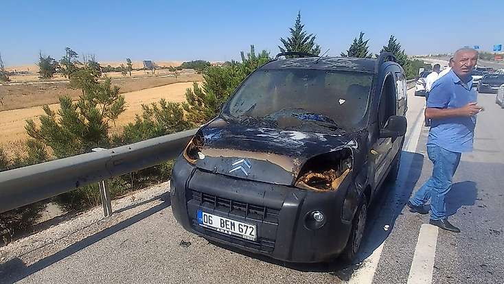 Konya'da seyir halindeki araç alev aldı!