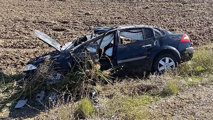 Konya’da taklalar atan otomobil tarlaya savruldu