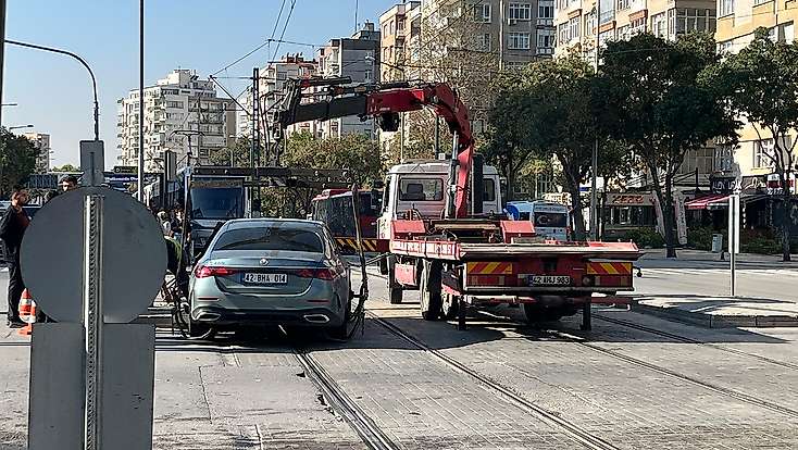 Konya'da tramvay seferini durduran kaza! Otomobil kendini kilitledi