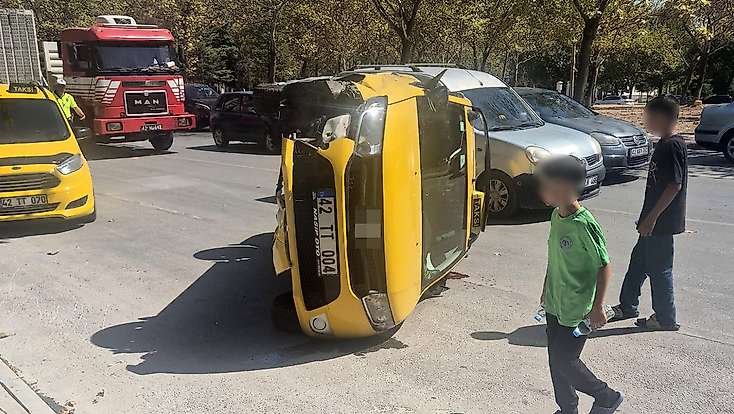 Konya'da yürekler ağza geldi! Ticari taksi devrildi