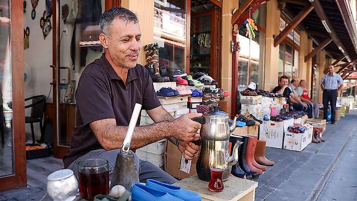 Konya’da zili duyan esnaf çay molasında buluşuyor