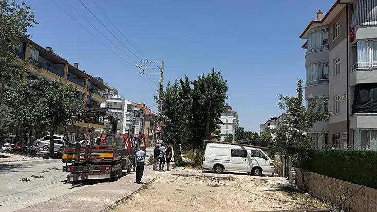 Konya'daki akılalmaz kaza: Vincin kopardığı direk minibüsün üstüne düştü
