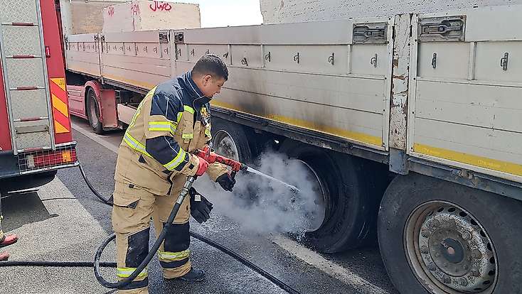 Konya kara yolunda mermer yüklü tırın lastiği alev aldı!