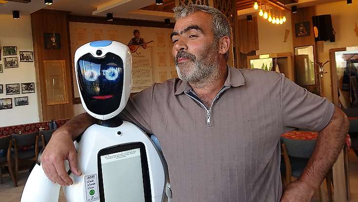 Konya’nın ürettiği insansı robot Erzurum’da dikkatleri üzerine çekti