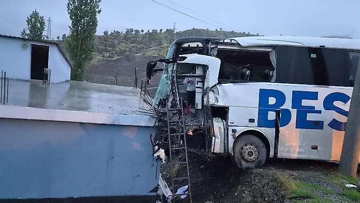 Konya plakalı tır, yolcu otobüsüyle çarpıştı: 1 ölü, 14 yaralı