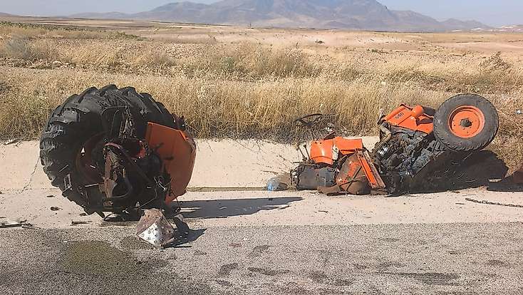 Konya yolunda feci kaza! Kamyonetle traktör çarpıştı