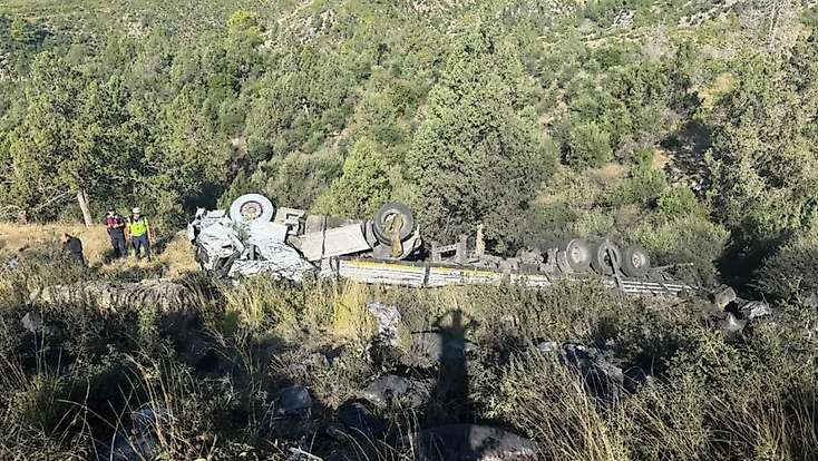Konya yolunda feci kaza! Mangal kömürü yüklü tır devrildi