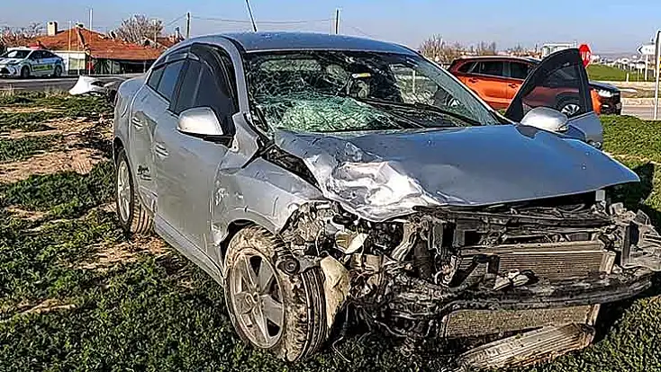 Konya yolunda kaza! Otomobil tali yoldan çıkan araçla çarpıştı