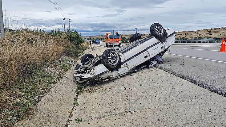 Konya yolunda korkutan kaza! Otomobil takla attı