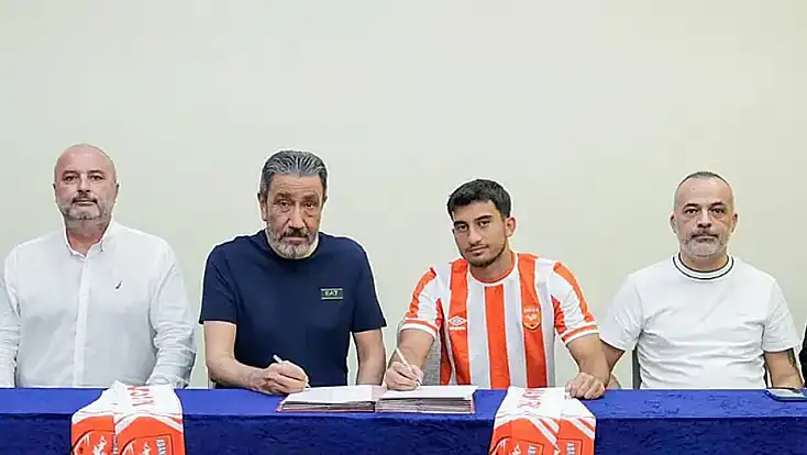 Konyaspor'da yaprak dökümü: Genç futbolcu imzayı attı!